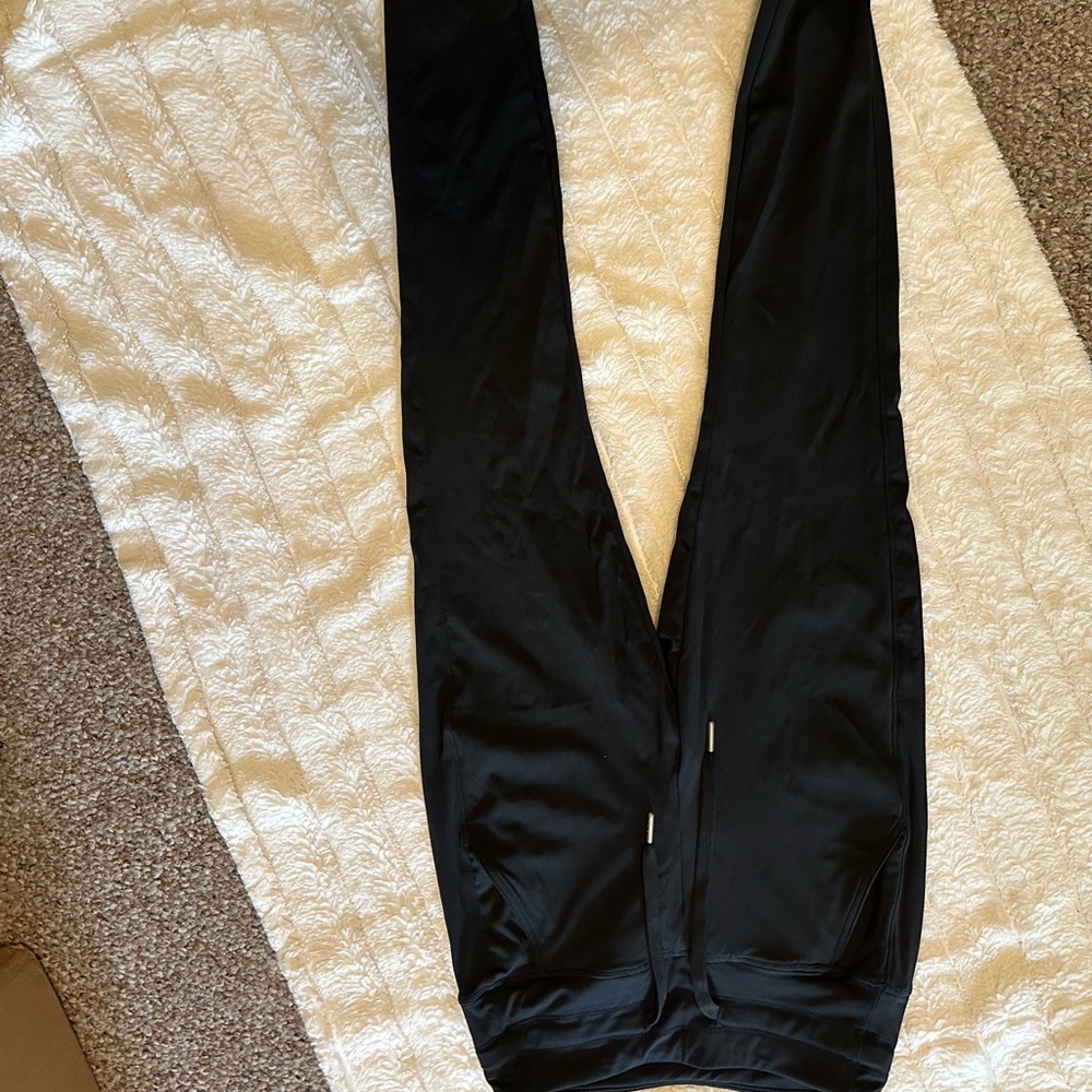 HALARA Women’s Sleek Black Joggers
